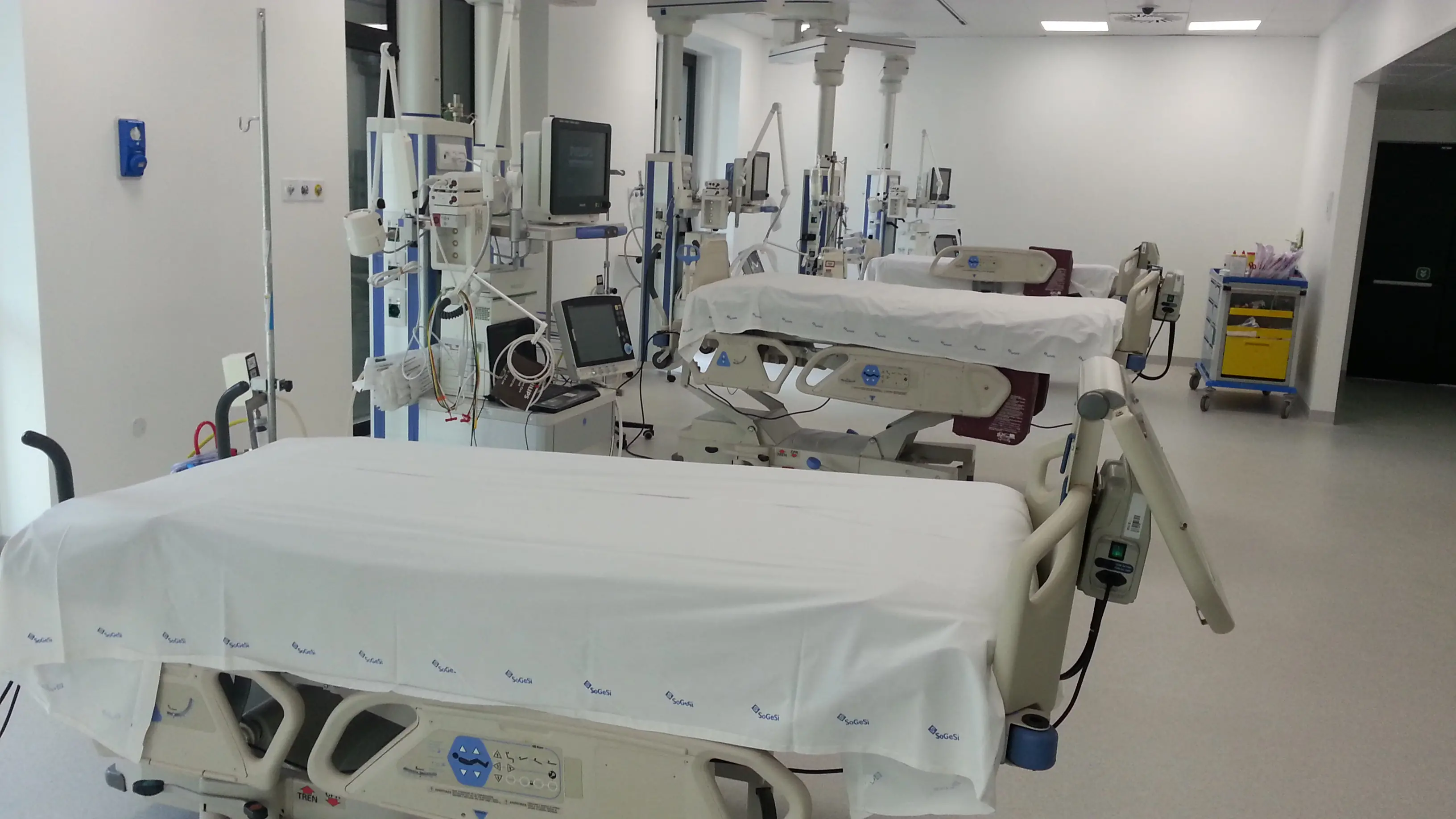 I letti di terapia intensiva con gli strumenti di monitoraggio e salvavita