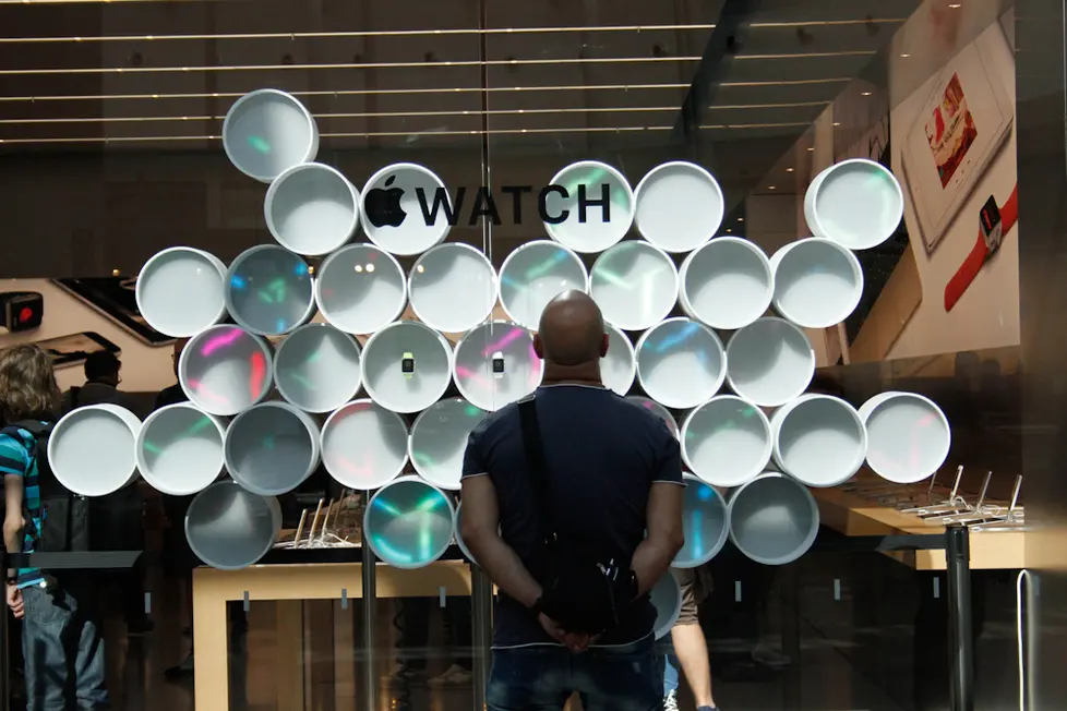Agenzia Candussi. giornalista: costa. Nave De Vero, fila di clienti per acquistare il nuovo Appel Watch presso Apple store.