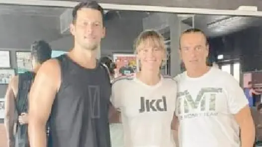 Federica Pellegrini tra Matteo Giunta, suo compagno e allenatore, e Roberto Bellingardo, titolare della palestra New Body Center di Jesolo