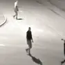 Un frame dalle telecamere di videosorveglianza: tre ladri, uno con un piede di porco