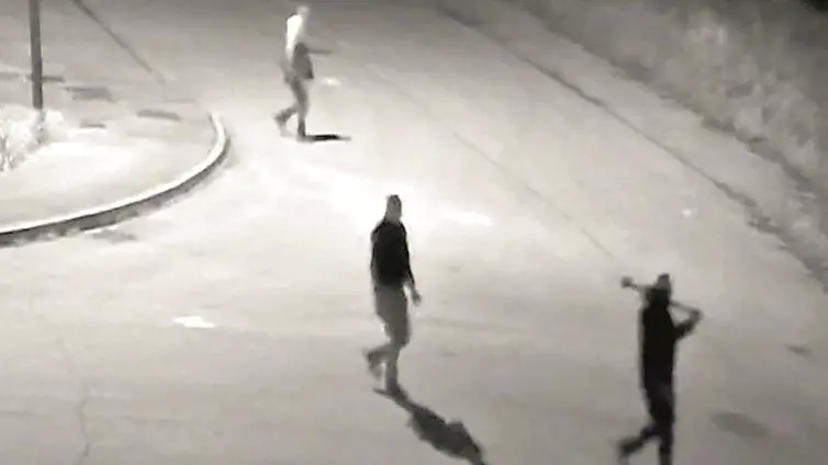 Un frame dalle telecamere di videosorveglianza: tre ladri, uno con un piede di porco