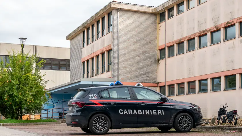 Carabinieri all'istituto di Montagnana in cui si è tolta la vita una studentessa di 16 anni (foto Zangirolami)