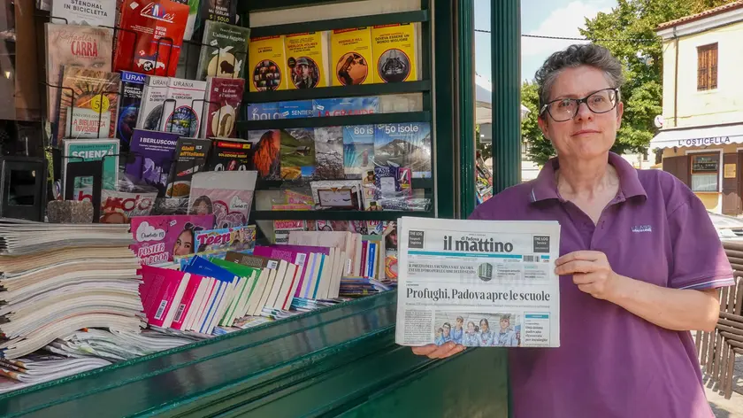 Michela Segato nella sua edicola in centro a Monselice