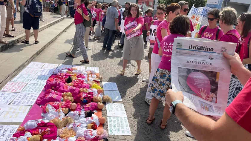 Il sit-in delle mamme arcobaleno al tribunale di Padova