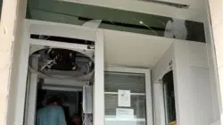 La bussola d'ingresso della banca distrutta