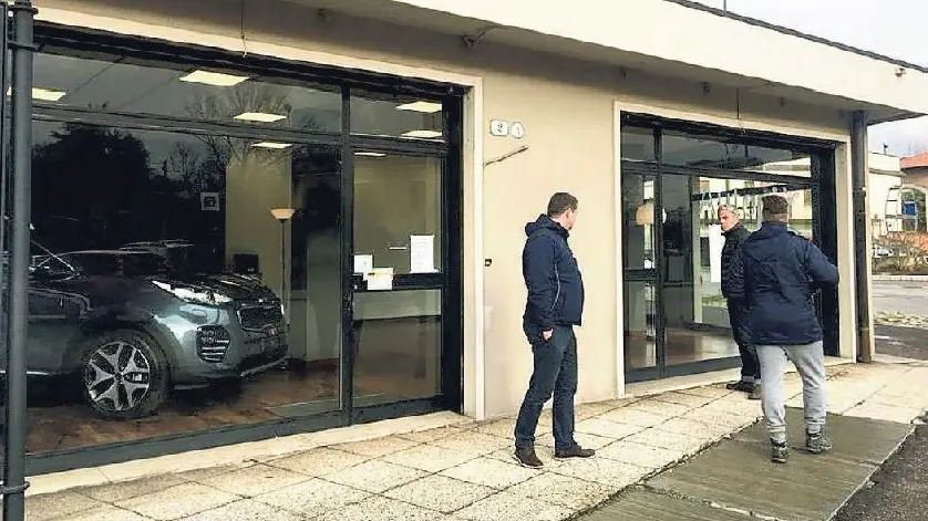L'esterno della concessionaria Auto Più ora chiusa