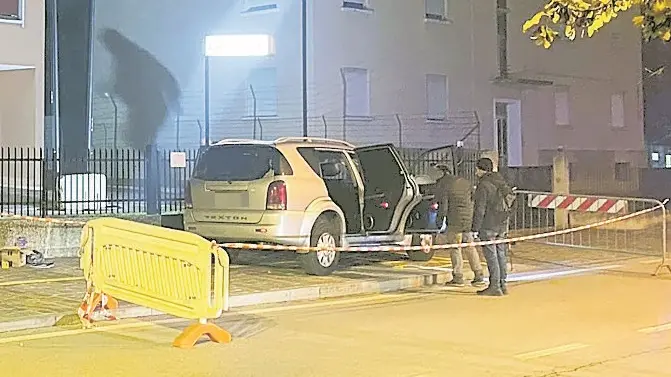 La Rexton colpita dai proiettili che si sospetta siano stati sparati dall'uomo fermato dai carabinieri