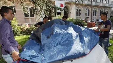 CAMPO AUTOGESTITO SOTTO LA PREFETTURA Le tende montate dal gruppo di immigrati tunisini sul prato davanti alla Prefettura: i 39 giovani, tutti con permesso umanitario, hanno deciso di restare accampati in centro, per protesta, finché il Comune di Padova non troverà loro una sistemazione adeguata