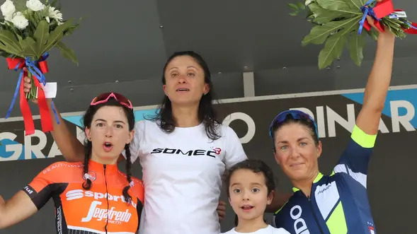 CIPOLLA AG.FOTOFILM TREVISO ARRIVO DELLA GRANFONDO PINARELLO, IN FOTO IL PODIO DELLA GARANFONDO FEMMINILE