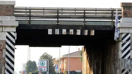 Monselice, 13.03.2014.Problemi di viabilità e manto stradale.Nella foto: il trafficatissimo sottopasso di via Valli è troppo stretto e pericoloso.ph. Zangirolami
