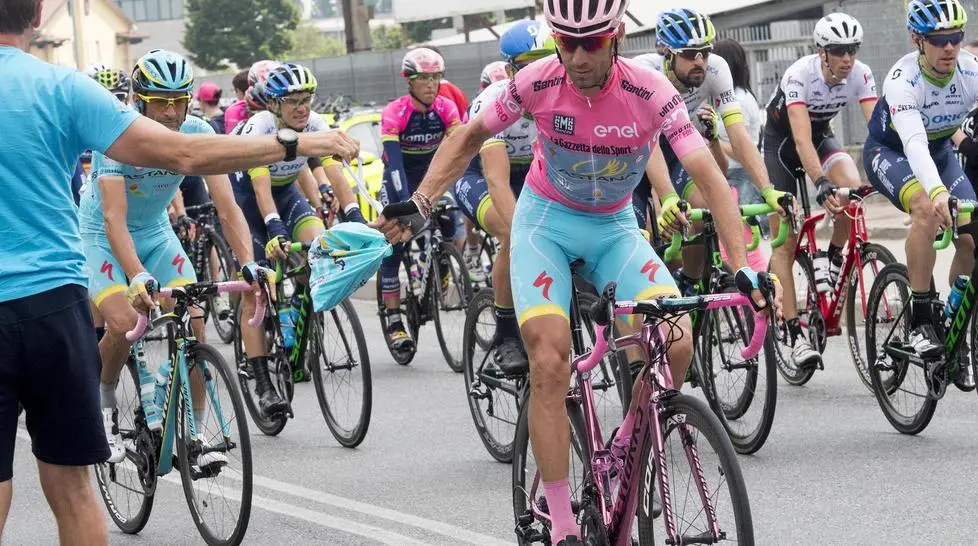 Vincenzo Nibali wearing Pink Jersey on the way of the 21th stage of Giro dItalia cycling race from Cuneo to Turin, 29 May 2016. ANSA/CLAUDIO PERi