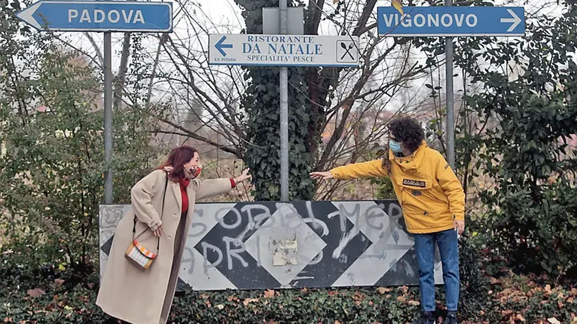 Camilla Gesualdi e Andrea Galeazzo in uno dei punti di confine tra città e provincia / FOTO BIANCHI