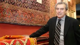 TAPPETI PERSIANI Samtov Shamouni, 68 anni iraniano, ha deciso di chiudere per sempre il suo negozio in via Roma Al suo posto arriverà «Non solo sport» di Sergio Giordani