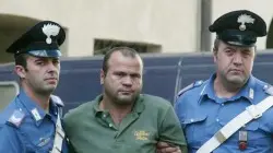 Naim Stafa tra due carabinieri