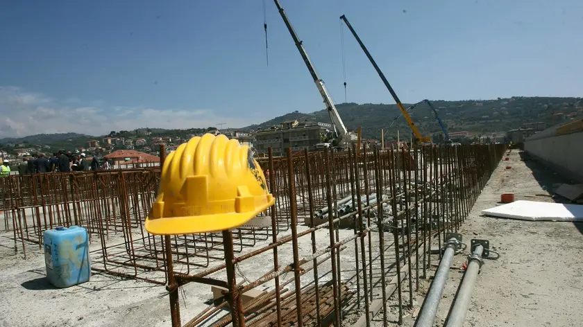 (ARCHIVIO) Un casco protettivo in un cantiere, in un'immagine d'archivio. Un operaio di 47 anni, di Foggia, è morto dopo essere stato schiacciato da una lastra di calcestruzzo all'interno del cantiere in cui stava lavorando, a San Giovanni Rotondo (Foggia). La dinamica dell'incidente è in fase di ricostruzione. Quando i medici del 118 sono arrivati sul posto per il 47enne non c'era più nulla da fare. ANSA/LUCA ZENNARO/GID