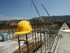 (ARCHIVIO) Un casco protettivo in un cantiere, in un'immagine d'archivio. Un operaio di 47 anni, di Foggia, è morto dopo essere stato schiacciato da una lastra di calcestruzzo all'interno del cantiere in cui stava lavorando, a San Giovanni Rotondo (Foggia). La dinamica dell'incidente è in fase di ricostruzione. Quando i medici del 118 sono arrivati sul posto per il 47enne non c'era più nulla da fare. ANSA/LUCA ZENNARO/GID