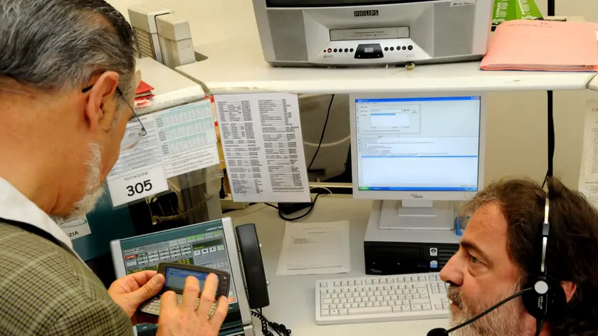 Mion Venezia, 08.10.2009.- Sala Operativa Polizia di Stato.- Nella foto il Pres dei sordomuti Ruzzene Gianfranco con il suo telefonino invia SOS al 113 e l'operatore risponde in tempo reale alla richiesta d'aiuto.-