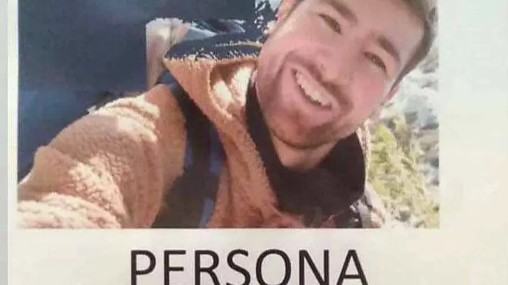 La foto di Mattia nel volantino che annuncia la scomparsa