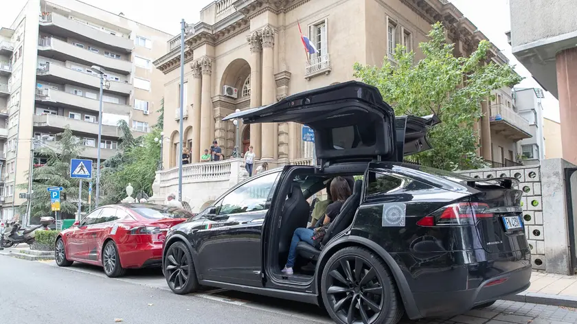 Un'auto elettrica della Tesla