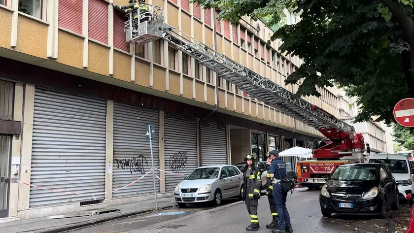 I vigili del fuoco mettono in sicurezza gli altri cornicioni del palazzo