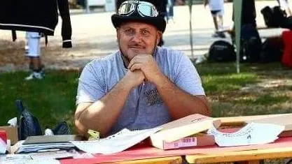 Nicola Alfonsi con il suo tipico cilindro al banchetto di Comix