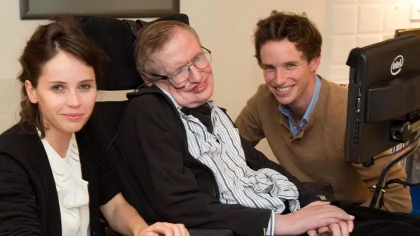 Una foto di scena del film 'La teoria del tutto' sulla vita dello scienziato Stephen Hawking, intepretato da Eddie Redmayne. Roma, 24 novembre 2014. ANSA/ INTERNET +++ NO SALES - EDITORIAL USE ONLY +++