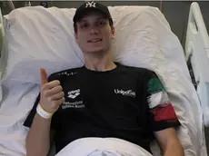 "Darò tutto quello che ho per tornare il prima possibile, perché qui ci voglio rimanere poco". Queste le parole di Manuel Bortuzzo, il 19enne ferito da un colpo di pistola alcune settimane fa alla periferia sud di Roma, in un video pubblicato sui social subito dopo aver lasciato il San Camillo di Roma, dove è stato ricoverato in terapia intensiva dal 3 febbraio scorso. "Adesso inizia l'allenamento", dice nel video registrato alla clinica Santa Lucia, sempre a Roma, dove inizierà la riabilitazione. ANSA/FERMO IMMAGINE VIDEO FEDERNUOTO +++ ATTENZIONE LA FOTO NON PUO' ESSERE PUBBLICATA O RIPRODOTTA SENZA L'AUTORIZZAZIONE DELLA FONTE DI ORIGINE CUI SI RINVIA+++ ++HO - NO SALES EDITORIAL USE ONLY++