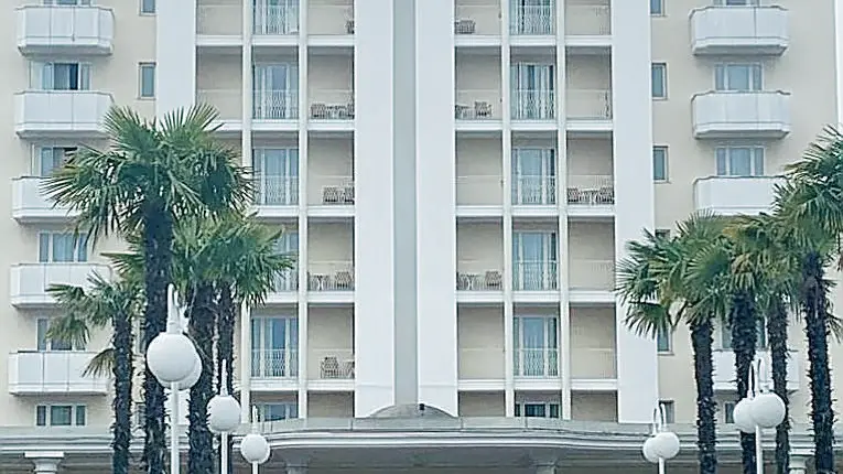 I mezzi dei vigili del fuoco davanti all'hotel All’Alba