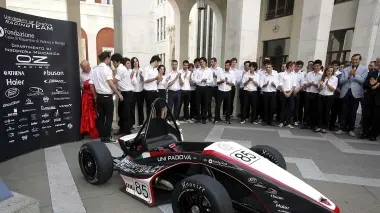 LO SQUALO DEL BO. E’ il nome scelto per la vettura da «F1» progettata dagli studenti di Ingegneria che ieri l’hanno presentata con il preside Brunello e il prorettore Gnesotto Un miracolo della scienza