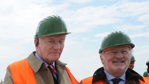 L'ing. Giovanni Mazzacurati ( a sx della foto con occhiali scuri), direttore dei lavori del Consorzio Venezia Nuova, e il sindaco di Venezia Giorgio Orsoni ( a dx della foto) posano dall'alto della conca con i cassoni di alloggiamento in cemento delle paratie mobili, sulla bocca di porto di Cavallino-Treporti, il 28 aprile 2011. ANSA/ANDREA MEROLA