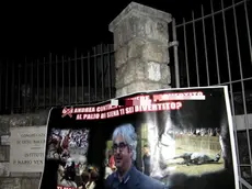 Lo striscione affisso a Trento contro don Contin