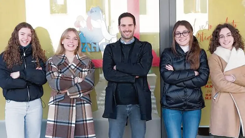 Matteo Girolimetto, nuovo titolare, con la squadra di collaboratrici