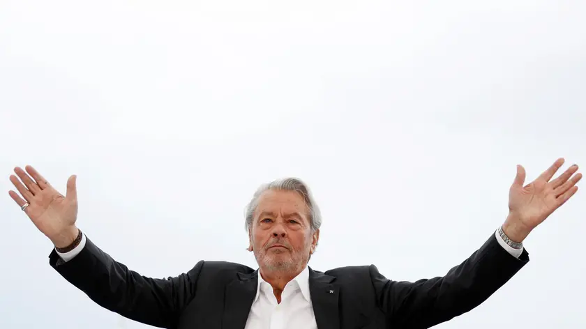 epa11553910 (FILE) - French actor Alain Delon poses during a photocall at the 72nd annual Cannes Film Festival, in Cannes, France, 19 May 2019 (reissued 18 August 2024). French film legend Alain Delon passed away aged 88 in Duchy, France, his family said in a statement on 18 August. EPA/IAN LANGSDON *** Local Caption *** 55205982