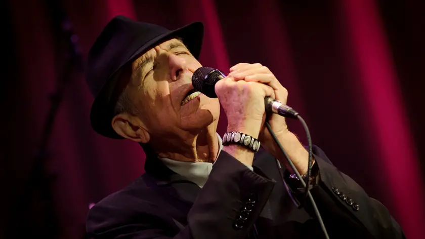 04/12/2012 Toronto, Air Canada Center, concerto di Leonard Cohen. Il cantautore, poeta e scrittore è morto la notte scorsa, 11/10/2016. Ha ricevuto nel corso della sua lunga carriere molti premi tra cui il Premio Principe delle Asturie per la letteratura nel 2011.