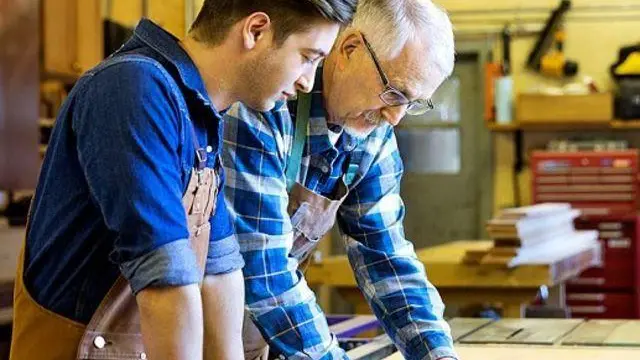Un giovane mentre apprende un mestiere da un artigiano