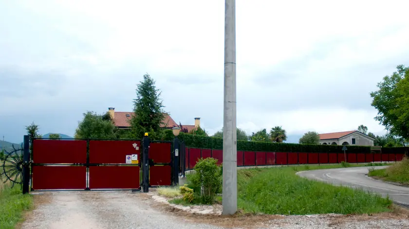 cesaro - ag.zangirolami - 21/05/2015 - rapina con sequestro di persona a villa Paola in via Figaroli Num 106 Nella foto: la villa ph zangirolami