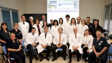 L’EQUIPE DELL’USL 16 Alessandro Galan, al centro, con lo staff di Oculistica dell’ospedale Sant’Antonio al gran completo