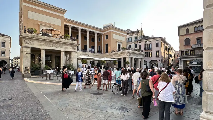 La statua sarà posizionata vicino al Pedrocchi