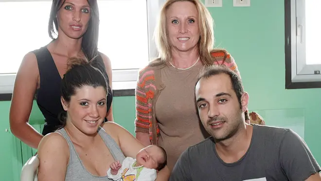 BELLUCO QUARTA GENERAZIONE FAMIGLIA BOSCHIERO giulia ed emanuele con la figlia emma, sopra a sx nonna alessandra e a ds la bis-nonna annalisa