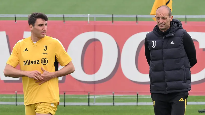 Juventus' Andrea Cambiaso and coach Massimiliano Allegri during training on the eve of the Italian Coppa Italia final soccer match against Atalanta at Continassa in Turin, Italy, 124May 2024 ANSA/ALESSANDRO DI MARCO