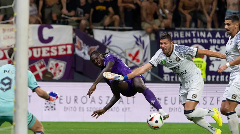 epa11572221 Patrizio Stronati (2ND R) of Puskas Akademia in action against Mosie Kean of Fiorentina during the UEFA Conference League fouth qualifying round second leg match between Puskas Akademia FC and Fiorentina in Pancho Arena in Felcsut, Hungary, 29 August 2024. EPA/Zsolt Szigetvary HUNGARY OUT
