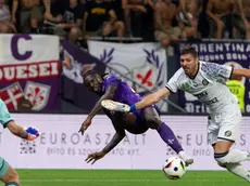 epa11572221 Patrizio Stronati (2ND R) of Puskas Akademia in action against Mosie Kean of Fiorentina during the UEFA Conference League fouth qualifying round second leg match between Puskas Akademia FC and Fiorentina in Pancho Arena in Felcsut, Hungary, 29 August 2024. EPA/Zsolt Szigetvary HUNGARY OUT