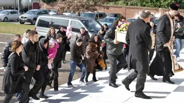 IL PICCOLO FERETRO. I familiari dietro la salma di Valeria Gutul, sotto la disperazione del papà e della nonna