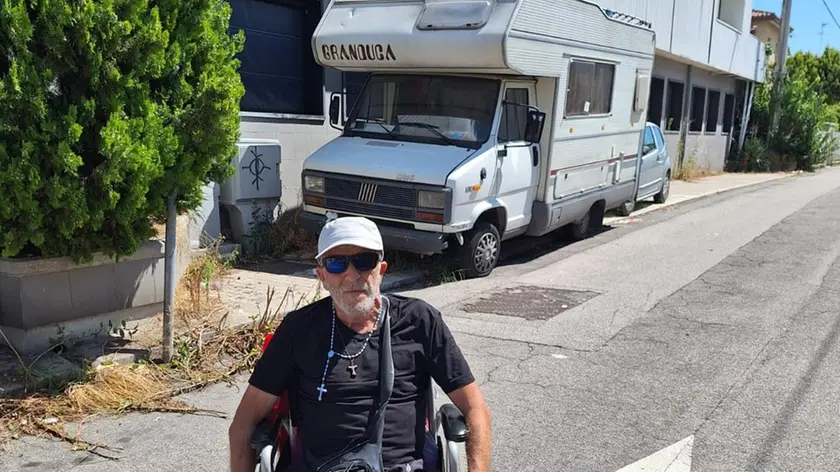Lorenzo Gambini detto Angelo e dietro il suo camper