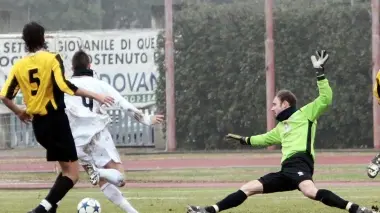 COPPIA D’ASSI Sopra Dario Sottovia sta per scoccare il gol-partita A sinistra il portiere Favaro fa buona guardia fra i pali