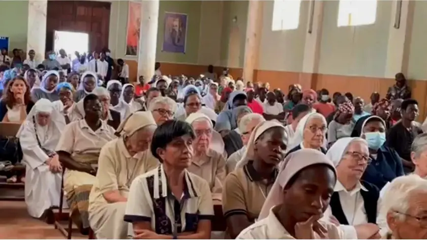 La folla ai funerali in Mozambico di Maria De Coppi (immagine dall'emittente Tenda Tivù)