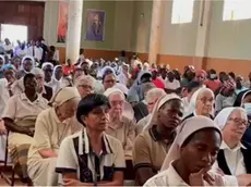 La folla ai funerali in Mozambico di Maria De Coppi (immagine dall'emittente Tenda Tivù)