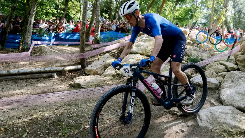 epa11505637 Luca Braidot of Italy competes in the Men Cross Country race of the Mountain Biking competitions in the Paris 2024 Olympic Games, at the Elancourt Hill, Paris, France, 29 July 2024. EPA/TOLGA AKMEN