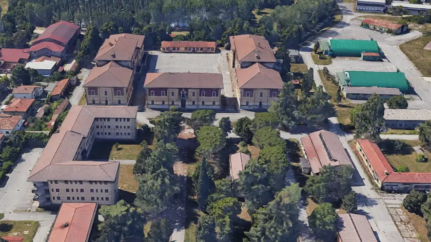 L’ex caserma dell’Aeronautica a fianco dell’aeroporto Allegri