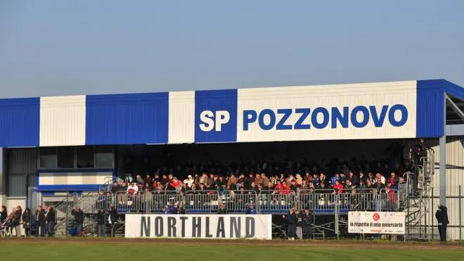 stella.partita tra il pozzonovo (maglia azzurra) e il vigontina (maglia rosso nera)..nella foto: attenzione dalla tribuna.ph:Zangirolami